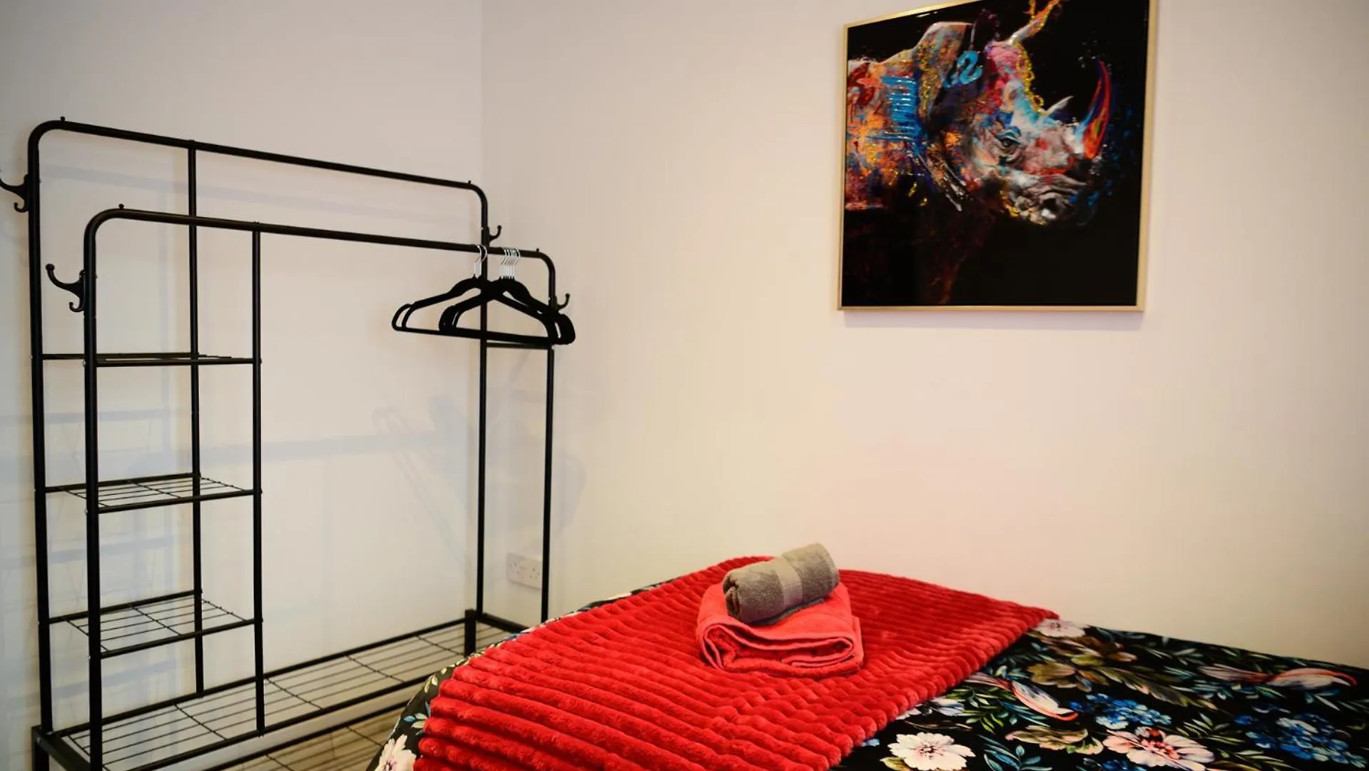 3Br,1 Bathroom,1 Shower,Cctv,Perfect For Business Trip & Families Holiday Or Working Proffesionals-Just 5 Min From M1,500Mb Wi-Fi,Netflix,Fully Equiped Kitchen,Asda Supermarket 5 Min Walk,Free Secure Parking&Relaxing Garden 0*, Nottingham