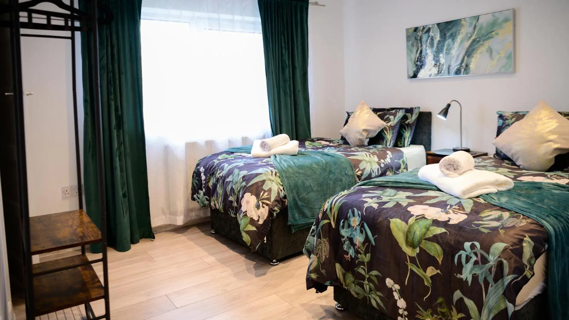 3Br,1 Bathroom,1 Shower,Cctv,Perfect For Business Trip & Families Holiday Or Working Proffesionals-Just 5 Min From M1,500Mb Wi-Fi,Netflix,Fully Equiped Kitchen,Asda Supermarket 5 Min Walk,Free Secure Parking&Relaxing Garden