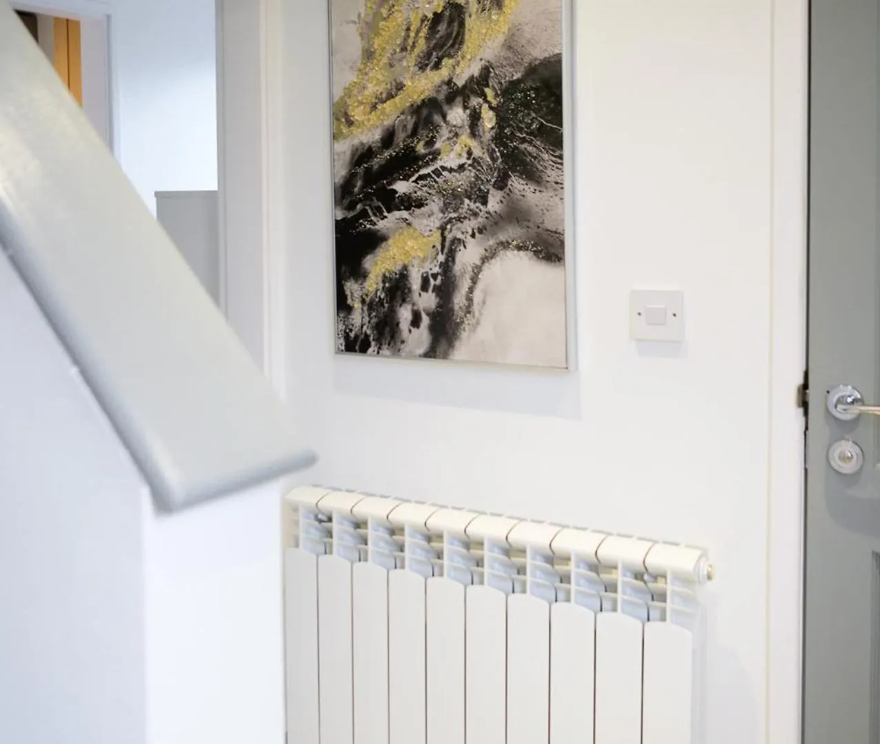 Feriehus 3Br,1 Bathroom,1 Shower,Cctv,Perfect For Business Trip & Families Holiday Or Working Proffesionals-Just 5 Min From M1,500Mb Wi-Fi,Netflix,Fully Equiped Kitchen,Asda Supermarket 5 Min Walk,Free Secure Parking&Relaxing Garden