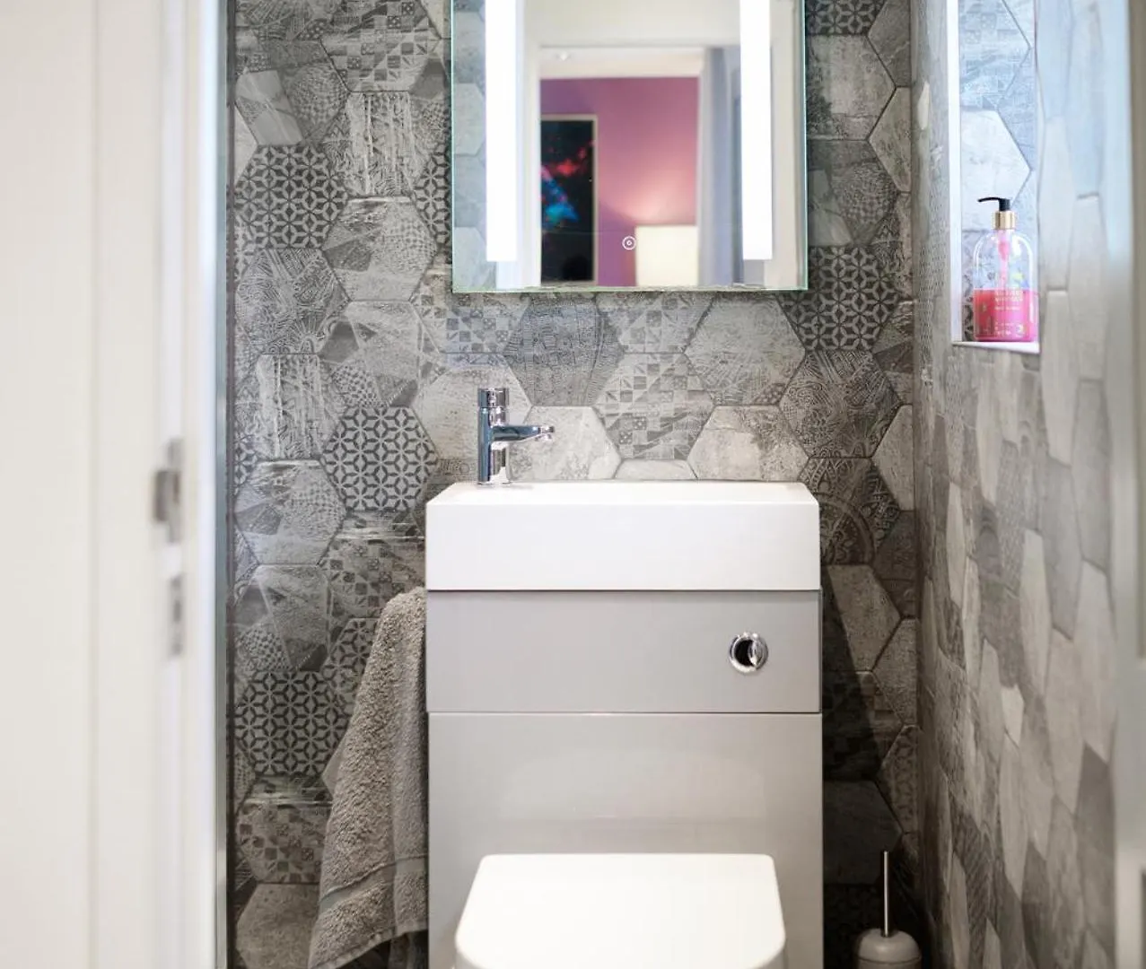3Br,1 Bathroom,1 Shower,Cctv,Perfect For Business Trip & Families Holiday Or Working Proffesionals-Just 5 Min From M1,500Mb Wi-Fi,Netflix,Fully Equiped Kitchen,Asda Supermarket 5 Min Walk,Free Secure Parking&Relaxing Garden Feriehus