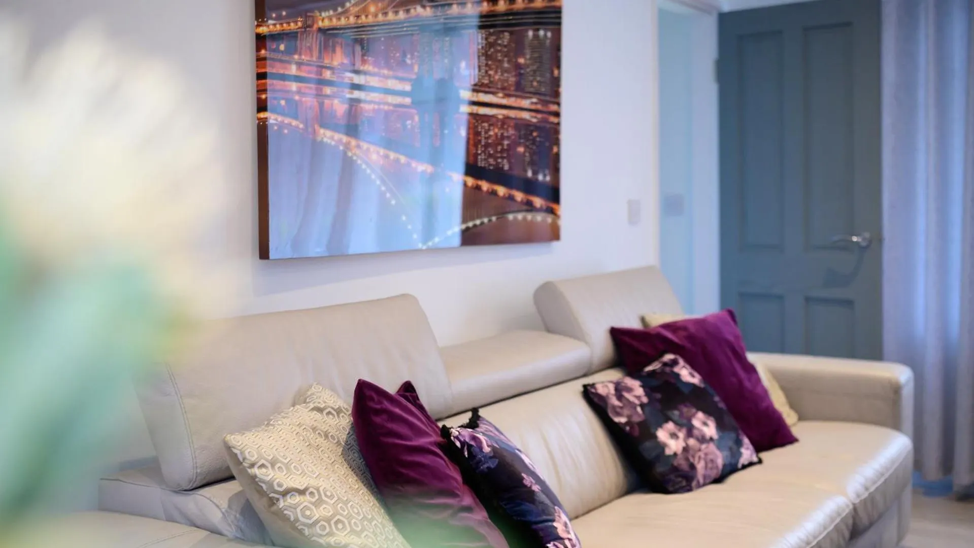 3Br,1 Bathroom,1 Shower,Cctv,Perfect For Business Trip & Families Holiday Or Working Proffesionals-Just 5 Min From M1,500Mb Wi-Fi,Netflix,Fully Equiped Kitchen,Asda Supermarket 5 Min Walk,Free Secure Parking&Relaxing Garden Feriehus Nottingham