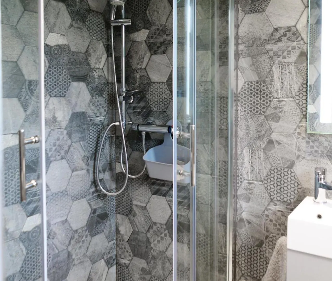 Holiday home 3Br,1 Bathroom,1 Shower,Cctv,Perfect For Business Trip & Families Holiday Or Working Proffesionals-Just 5 Min From M1,500Mb Wi-Fi,Netflix,Fully Equiped Kitchen,Asda Supermarket 5 Min Walk,Free Secure Parking&Relaxing Garden United Kingdom