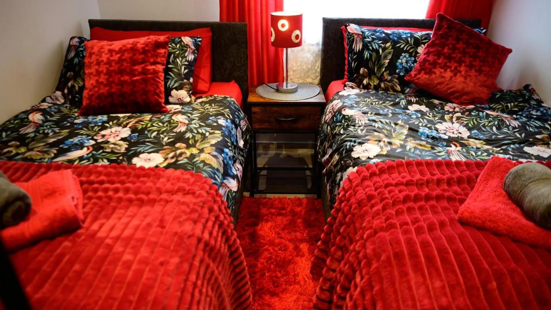 3Br,1 Bathroom,1 Shower,Cctv,Perfect For Business Trip & Families Holiday Or Working Proffesionals-Just 5 Min From M1,500Mb Wi-Fi,Netflix,Fully Equiped Kitchen,Asda Supermarket 5 Min Walk,Free Secure Parking&Relaxing Garden United Kingdom