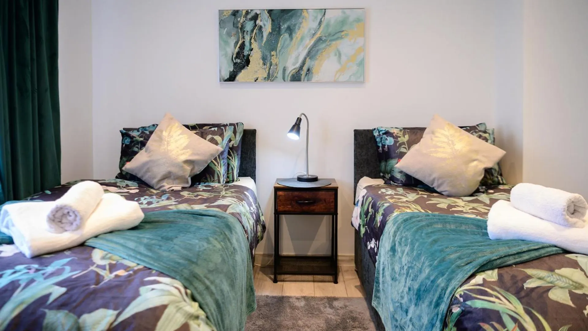 3Br,1 Bathroom,1 Shower,Cctv,Perfect For Business Trip & Families Holiday Or Working Proffesionals-Just 5 Min From M1,500Mb Wi-Fi,Netflix,Fully Equiped Kitchen,Asda Supermarket 5 Min Walk,Free Secure Parking&Relaxing Garden Nottingham