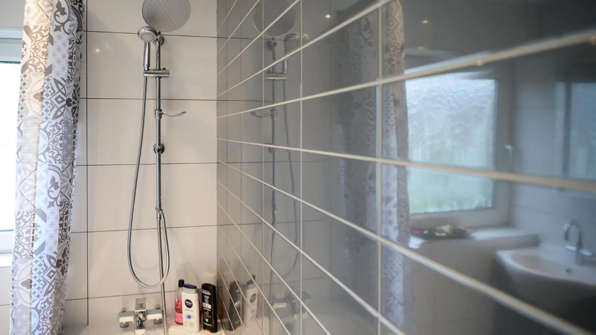 3Br,1 Bathroom,1 Shower,Cctv,Perfect For Business Trip & Families Holiday Or Working Proffesionals-Just 5 Min From M1,500Mb Wi-Fi,Netflix,Fully Equiped Kitchen,Asda Supermarket 5 Min Walk,Free Secure Parking&Relaxing Garden Nottingham