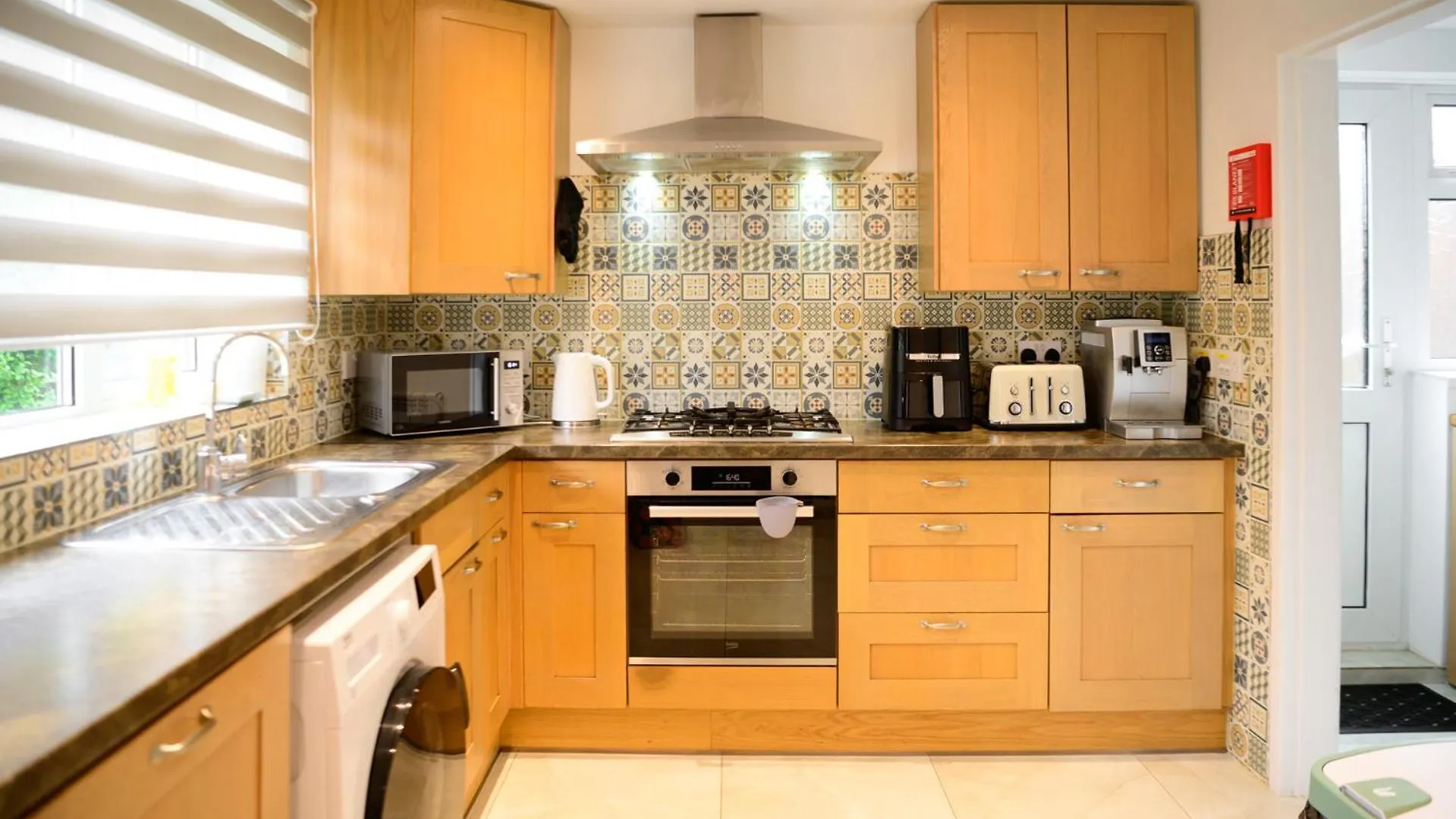 3Br,1 Bathroom,1 Shower,Cctv,Perfect For Business Trip & Families Holiday Or Working Proffesionals-Just 5 Min From M1,500Mb Wi-Fi,Netflix,Fully Equiped Kitchen,Asda Supermarket 5 Min Walk,Free Secure Parking&Relaxing Garden Holiday home