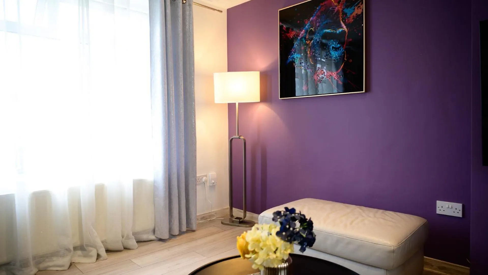 Holiday home 3Br,1 Bathroom,1 Shower,Cctv,Perfect For Business Trip & Families Holiday Or Working Proffesionals-Just 5 Min From M1,500Mb Wi-Fi,Netflix,Fully Equiped Kitchen,Asda Supermarket 5 Min Walk,Free Secure Parking&Relaxing Garden