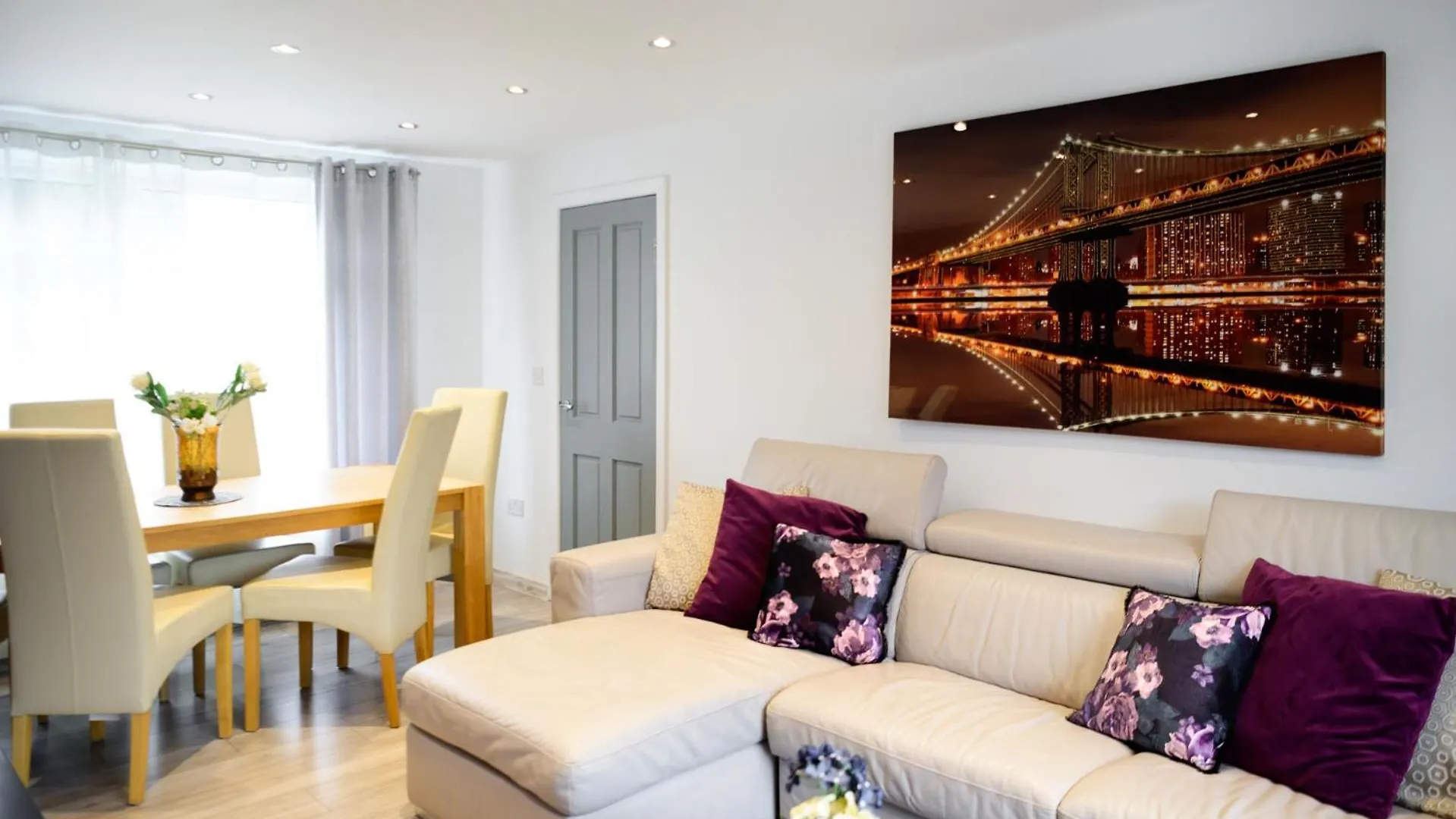 Holiday home 3Br,1 Bathroom,1 Shower,Cctv,Perfect For Business Trip & Families Holiday Or Working Proffesionals-Just 5 Min From M1,500Mb Wi-Fi,Netflix,Fully Equiped Kitchen,Asda Supermarket 5 Min Walk,Free Secure Parking&Relaxing Garden