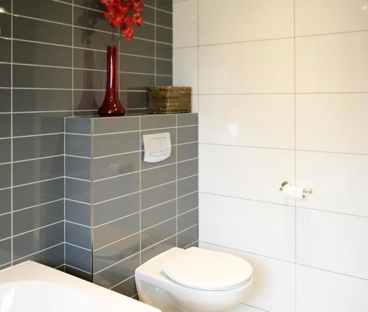 Holiday home 3Br,1 Bathroom,1 Shower,Cctv,Perfect For Business Trip & Families Holiday Or Working Proffesionals-Just 5 Min From M1,500Mb Wi-Fi,Netflix,Fully Equiped Kitchen,Asda Supermarket 5 Min Walk,Free Secure Parking&Relaxing Garden