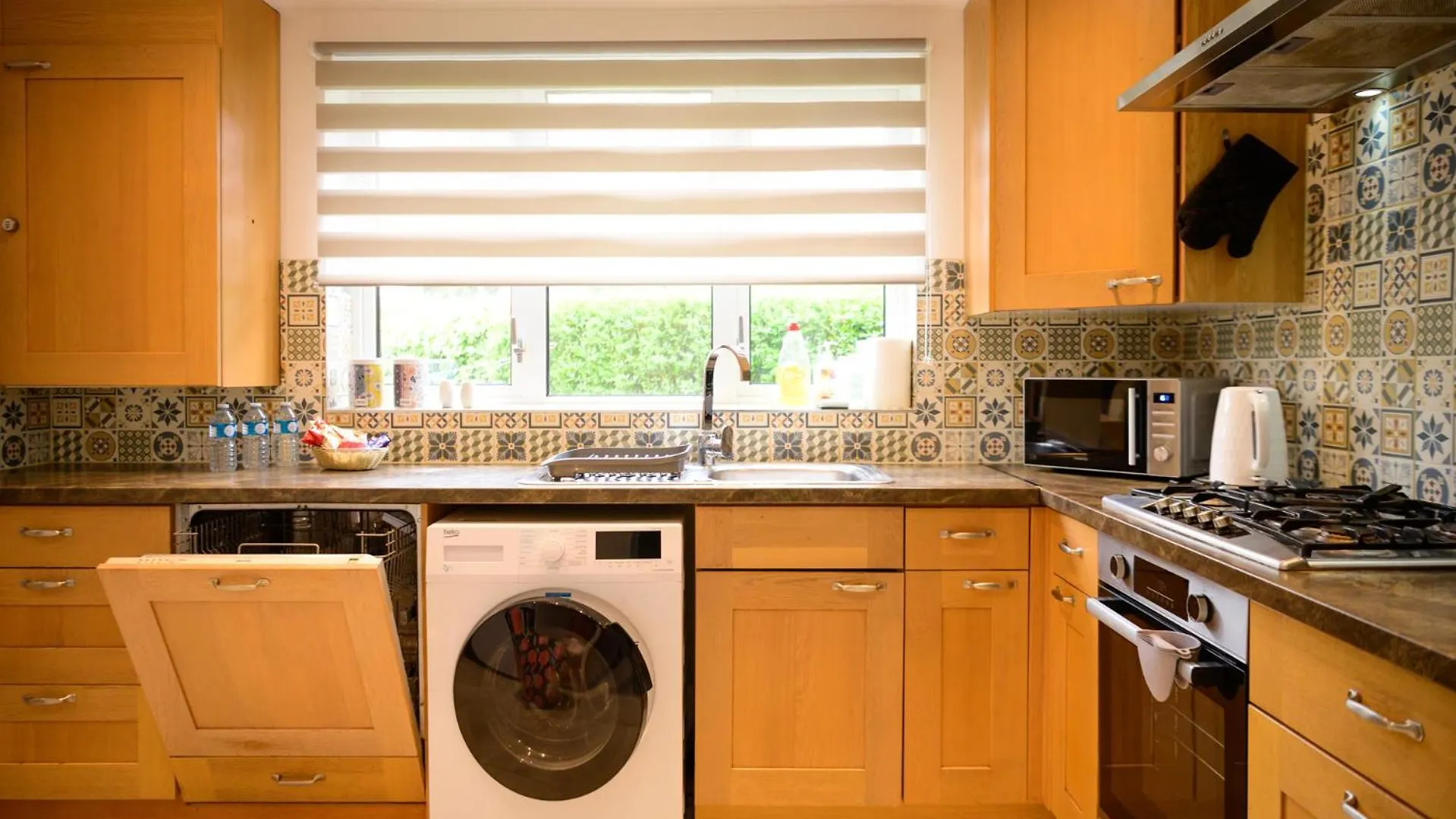 3Br,1 Bathroom,1 Shower,Cctv,Perfect For Business Trip & Families Holiday Or Working Proffesionals-Just 5 Min From M1,500Mb Wi-Fi,Netflix,Fully Equiped Kitchen,Asda Supermarket 5 Min Walk,Free Secure Parking&Relaxing Garden Holiday home