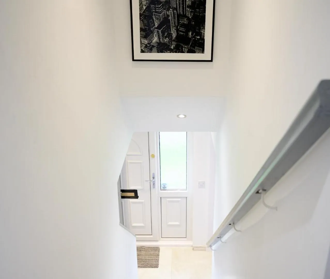 Holiday home 3Br,1 Bathroom,1 Shower,Cctv,Perfect For Business Trip & Families Holiday Or Working Proffesionals-Just 5 Min From M1,500Mb Wi-Fi,Netflix,Fully Equiped Kitchen,Asda Supermarket 5 Min Walk,Free Secure Parking&Relaxing Garden