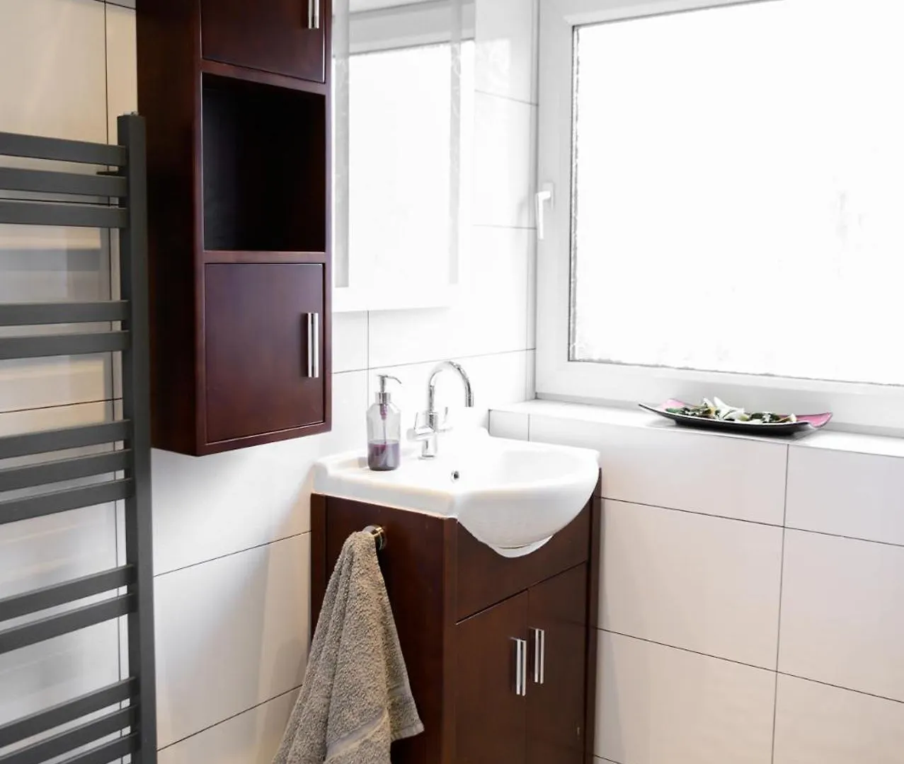 3Br,1 Bathroom,1 Shower,Cctv,Perfect For Business Trip & Families Holiday Or Working Proffesionals-Just 5 Min From M1,500Mb Wi-Fi,Netflix,Fully Equiped Kitchen,Asda Supermarket 5 Min Walk,Free Secure Parking&Relaxing Garden Holiday home Nottingham